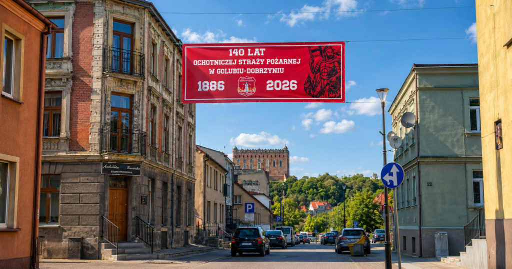Banery zapowiadają 140-lecie OSP Golub-Dobrzyń. Jednostka odbudowuje gotowość operacyjną